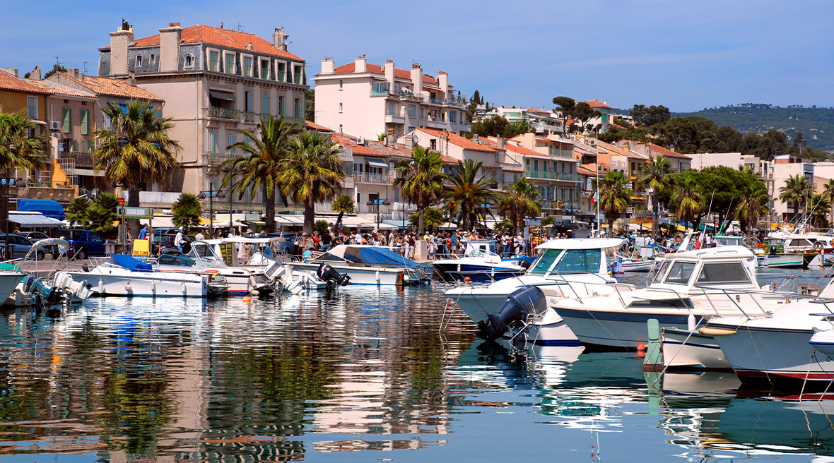 The port in Bandol features a delightful promenade, the perfect setting for a stroll